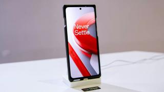 OnePlus 12 apare în fotografii hands-on, cu ecran BOE X1 ce atinge o luminozitate de top