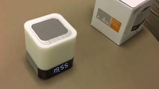 E LUNI e AMAZON: Azi vă recomandăm o lampă de veghe multicoloră Bluetooth, cu rol de ceas cu alarmă și boxă portabilă
