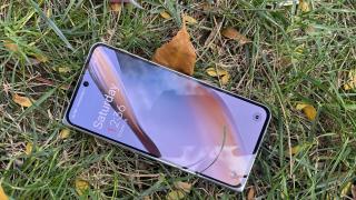 OnePlus Open: Display-uri super luminoase, cu o cută bine camuflată pe cel pliabil și un panou extern comod pentru typing