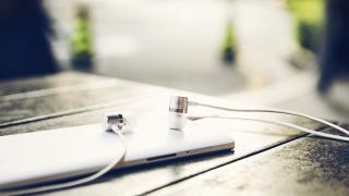OnePlus lansează o pereche de căști arătoase de 15 dolari, rivale pentru Xiaomi Pistons