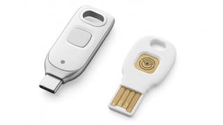 Google prezintă Titan Security Key: Gadget actualizat, cu suport Passkeys, pentru protejarea tuturor conturilor tale