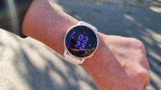 Prezentare Garmin Vivoactive 5: Smartwatch mai accesibil, ușor, cu design unisex, ecran AMOLED, autonomie generoasă
