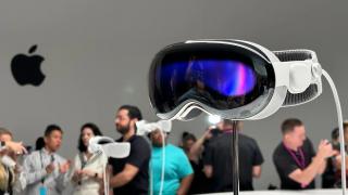 Când sosește Apple Vision Pro? Debutul comercial ar avea loc abia în luna martie a anului 2024, conform ultimelor zvonuri