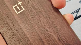 OnePlus 12 va avea o variantă cu spate ce imită lemnul, sau o husă similară la pachet