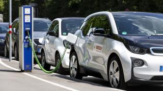 Lupta cotelor de piață: Electricele cresc la 14%, dieselul coboară la 12%