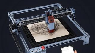 Cu aparatul de gravare laser Atomstack Maker A5 V2 poți pune la cale un business de personalizare produse și îl găsești acum la reducere pe Cafago