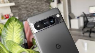 Google Pixel 8 Pro: Camera-reper la selfie, culori, close-up are panoramare dramatică