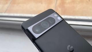 Un cod ascuns dezvăluie planurile Google de a transforma un senzor de pe Pixel 8 Pro într-un instrument de sănătate personal