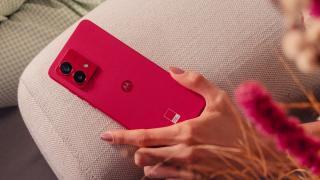 82% dintre români (+vecini) preferă un telefon în culoarea favorită; 47% dintre bărbaţi aleg Viva Magenta