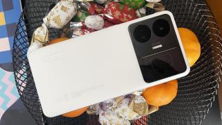 realme GT3: Design alb/negru cochet, cu personalitate întărită de LED RGB