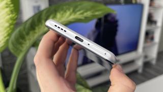 realme GT3: Acustică stereo generoasă cu volumul, nu foarte prietenoasă cu metal-ul parcă