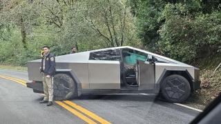 Tesla Cybertruck e „testată” cu primul accident serios; Implică o Toyota Corolla zdrobită