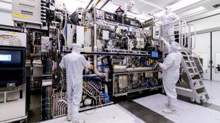 Administrația Biden intervine în exporturile ASML către China, oprind livrările înainte de termen; tensiuni în industria cipurilor