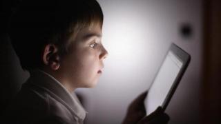 Un nou studiu scoate la iveală faptul că cei mici renunță la TV În favoarea tabletelor
