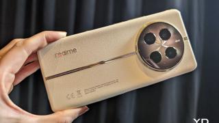 Când se lansează realme 12 Pro+? Avem și fotografii hands-on cu variantele pe albastru și bej/auriu