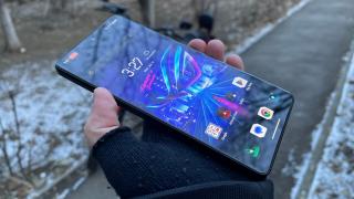 ASUS ROG Phone 8 Pro: Display de 2x ori mai luminos decât predecesorul, acum cu muchii înguste și 165Hz LTPO