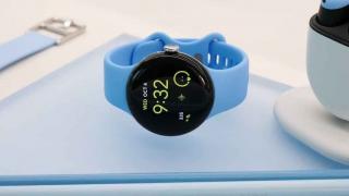 Următorul smartwatch Google ar putea primi un display generos; Pixel Watch 3 ar sosi în două variante