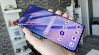 OnePlus 12: Crește diagonala față de predecesor iar luminozitatea este dusă la următorul nivel, dublu față de OP 11