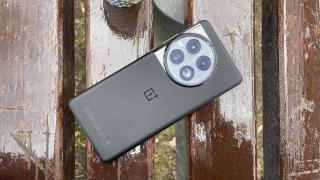OnePlus 12: Acustică stereo echilibrată, cu sunet bogat ce umple camera