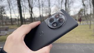 OnePlus 12 Unboxing: telefonul Hasselblad revine, mai dens şi cu fiabilitate sporită