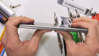 Se îndoaie Samsung Galaxy S24 Ultra? JerryRigEverything are răspunsul! (Test rezistență zgâriere, îndoire)
