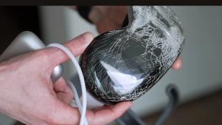 Apple Vision Pro e "luat la şuturi" în acest test de rezistenţă; Cum supravieţuieşte? (Video)
