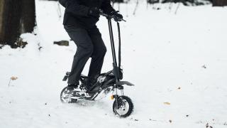 Acer lansează trotineta electrică Predator Extreme: E inspirată de vehicule offroad, are motor de 960W și îți permite să faci acrobații