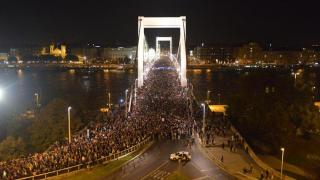 Ungaria renunța deocamdată la taxa pe Internet, după proteste uriașe
