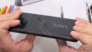 ASUS ROG Phone 8 Pro se crapă la testul de rezistenţă al lui JerryRigEverything (Video)