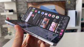 Apple nu este mulțumită de calitatea display-urilor pliabile Samsung, existând îngrijorări legate de rezistență; iPhone-ul pliabil nu vine prea curând