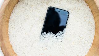 După ani de "remediul cu orez", Apple ne spune să nu mai punem iPhone-urile în orez după ce se udă