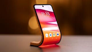 MWC 2024: Motorola prezintă smartphone-ul adaptiv, care se poate transforma în „smartwatch” 