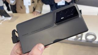 MWC 2024: HONOR Magic V2 RSR Porsche Design hands-on: Am pus mâna pe pliabilul ușor și subțire de 2699 euro (Video)