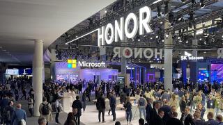 MWC 2024: Turul standului Honor - flagship-ul Magic6 Pro la loc de cinste, test de rezistență, pliabil de lux Porsche Design și laptop cu AI