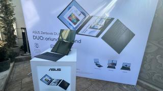 Acest laptop devine desktop cu două ecrane OLED: am pus mâna pe ASUS ZenBook Duo (2024) - Video