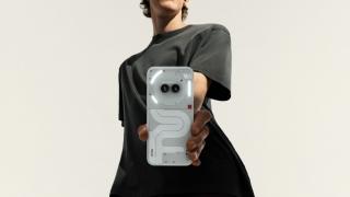 Nothing Phone (2a) e acum oficial! Cel mai accesibil telefon din portofoliul companiei are design atractiv cu luminițe + procesor Dimensity 7200 Pro