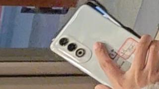 OnePlus Ace 3V (Nord 5) apare într-o fotografie hands-on ce pare a confirma noul design de modul foto