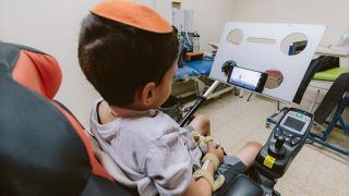 O nouă speranță pentru persoanele cu handicap: telefonul mobil controlat prin mișcări ale capului (Video)