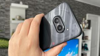 Nothing Phone (2a): Un design caracterstic pentru Nothing, cu luminițe și acum "ochi" care ne privesc