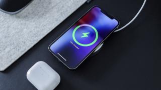 Surpriză în iOS 17.4 pentru utilizatorii de iPhone 12: Apple a activat Qi2 pentru încărcare wireless rapidă