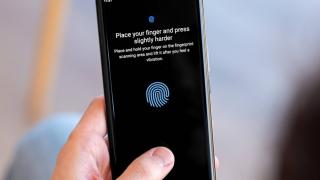 Galaxy S23 are probleme cu senzorul de amprente după actualizarea la One UI 6.1