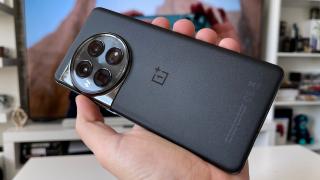 OnePlus a început să lanseze funcţii AI pe telefoanele sale, inclusiv un "AI Eraser" pentru poze