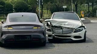 Xiaomi SU7 a fost implicat în primul accident, care s-a lăsat cu daune mai mari pentru Mercedesul implicat