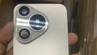 Huawei P70 îşi dezvăluie spatele atipic, în cea cea mai clară fotografie hands on de până acum