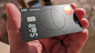 De ce cardul de fondator Salt Bank vine fără numărul cardului, data expirării și fără CVC?