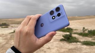 Motorola Edge 50 Pro: Maturizare a design-ului, cu multe curburi și variante Pantone care fură priviri