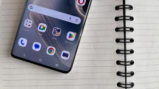 Motorola Edge 50 Pro: Display la fel de curbat, mai luminos și acum cu certificare Pantone + AI pentru imagini de fundal