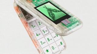 Heineken şi-a făcut propriul telefon: e transparent şi are clapetă - Boring Phone