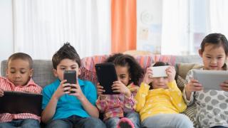 Google pregătește un upgrade major pentru Android: Părinții vor putea selecta contactele cu care copiii pot comunica