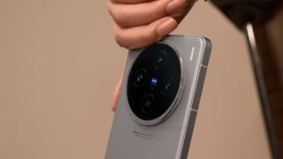 vivo X100s a apărut într-o fotografie reală! Are margini drepte și display plat, iar debutul ar avea loc în luna mai